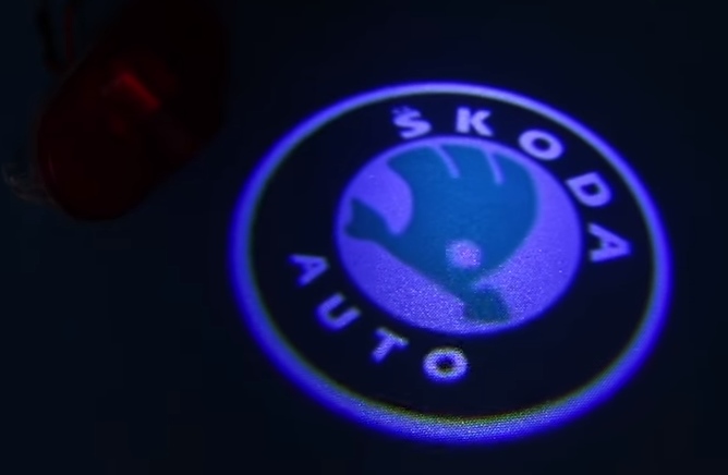 Подсветка с логотипом в двери автомобиля